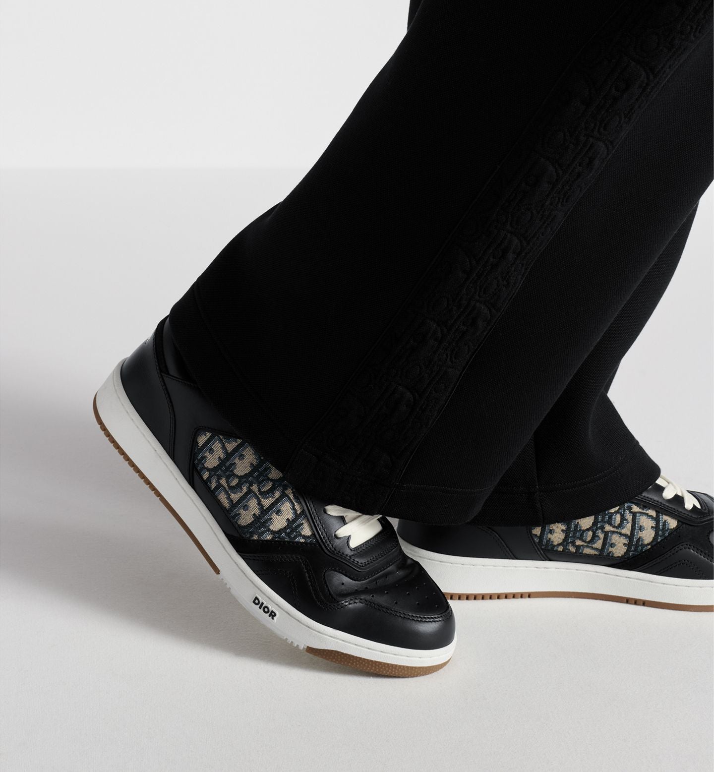 B27 Uptown Low-Top Sneaker
Black Smooth Calfskin with Beige and Black Dior Oblique Jacquard