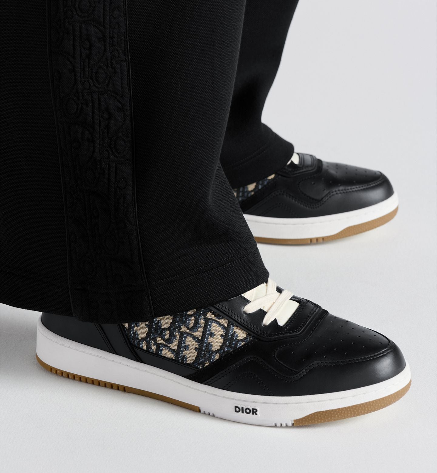 B27 Uptown Low-Top Sneaker
Black Smooth Calfskin with Beige and Black Dior Oblique Jacquard