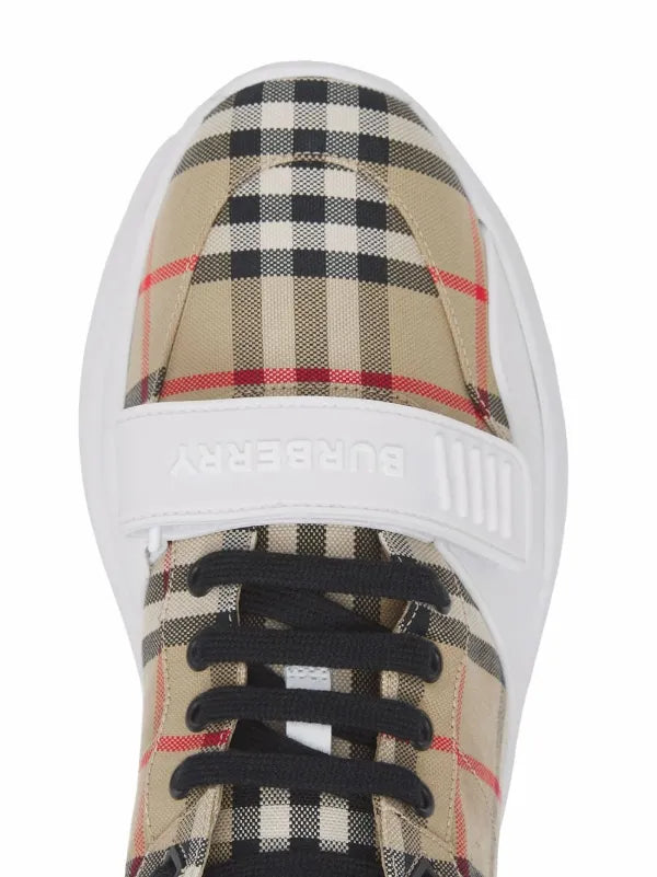 Burberry
Vintage Chic sneaker with a touch-sensitive strap